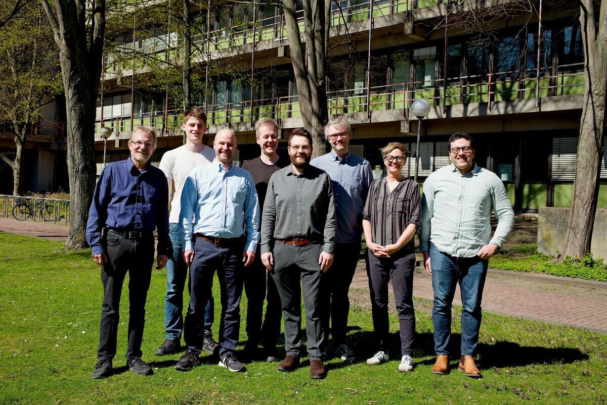Neues Drittmittelprojekt ErUM-ARIA gestartet: mehr Effizienz für physikalische Simulationen mit KI
